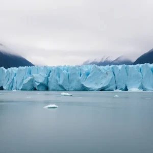 Glaciar perito moreno poco impactante: subtle blue ice wall with calm water and scattered ice floes